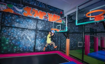 Sautez plus haut et réalisez des dunks incroyables grâce aux trampolines.